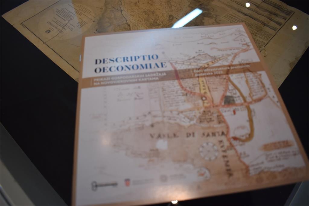 Slika prikazuje katalog radova prikazanih na izložbi "Descriptio oeconomiae - prikaz gospodarskih sadržaja na novovjekovnim kartama"